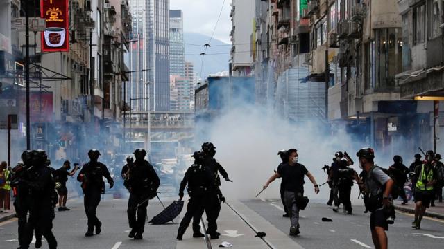 7月1日香港主權移交紀念日，大批市民上街抗議港區《國安法》，演變成警民衝突。