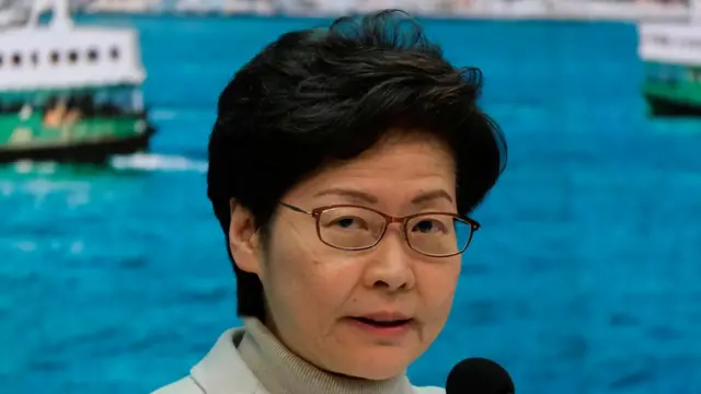 林郑月娥周二被问到会否以刑事方式追究郭荣铿的负责时没有直接回应，只说会让律政司处理。