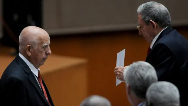 José Ramón Machado Ventura y Raúl Castro en la reunión de la Asamblea Nacional en La Habana.