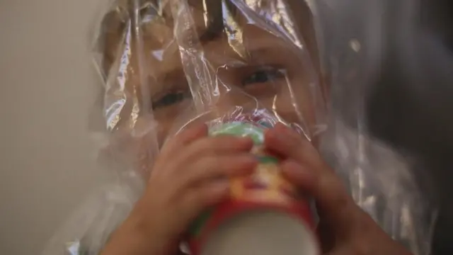 Ребенок в самодельной маске