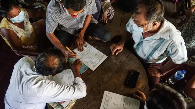 ဒဂုံဆိပ်ကမ်းမြို့နယ်မှာ နိုဝင်ဘာ ၁၂ ရက်မှာ ထောက်ပံ့ကြေးပေးစဉ်