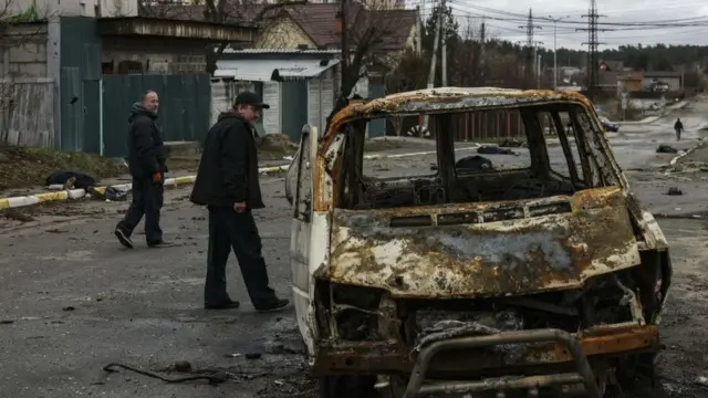 Тела погибших людей на улицах Бучи