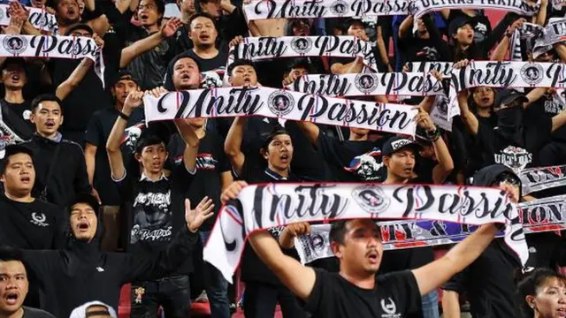 Dù cổ động viên rất nhiệt tình trên sân nhà, tuyển Thái Lan vẫn chỉ hòa Malaysia 2-2 hôm 05/12 và không vào chung kết.