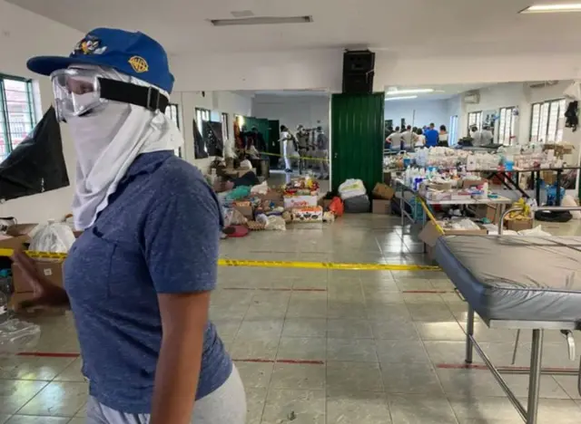 Una manifestante en una sala con medicamentos.