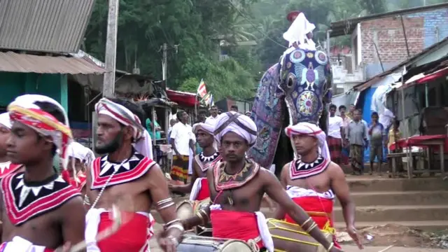 ඇසළ පෙරහැර ඇරඹුමට කප වැඩම කරයි