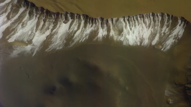 Dépôts de glace résiduelle de dioxyde de carbone dans la région de Sisyphi Planum, sur Mars
