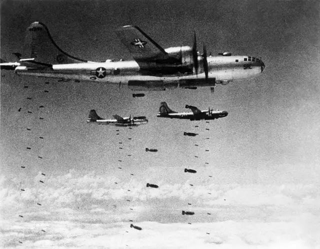 বি-টুয়েন্টি নাইন যুদ্ধবিমান থেকে বোমা ফেলা হচ্ছে