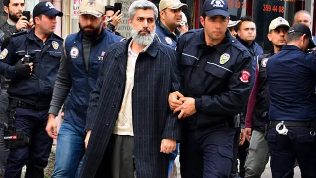 Alpaslan Kuytul polisler tarafından götürülüyor