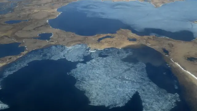 Lagos termokarst formados por el derretimiento del permafrost en Alaska.