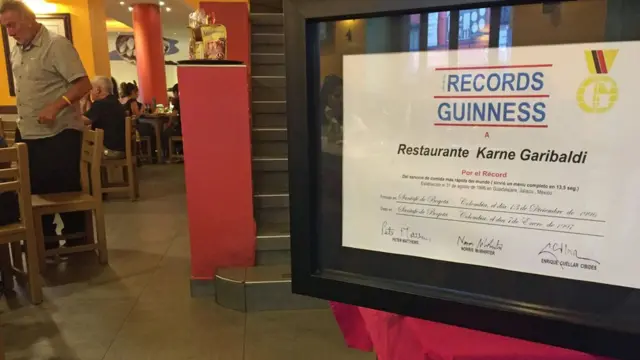 Récord Guinness al servicio más rápido del mundo que el Karne Garibaldi expone en su local de Santa Tere.