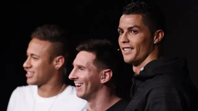 Neymar (G), Messi et Ronaldo (D), trois footballeurs pour un titre