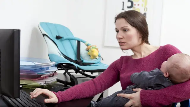 Женщина с ребенком у компьютера