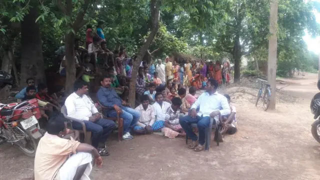 रविवार को गांव में हुई बैठक