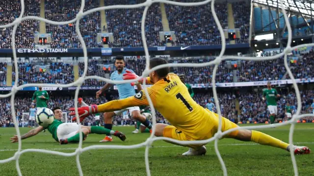 أغويرو يسجل الهدف الثاني لفريقه