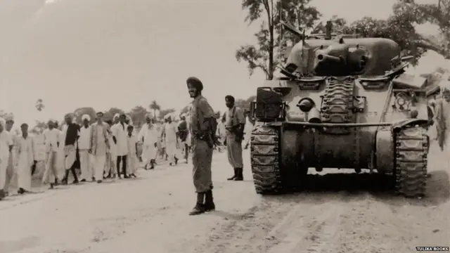हैदराबादमध्ये भारतीय टँक प्रवेश करताना.