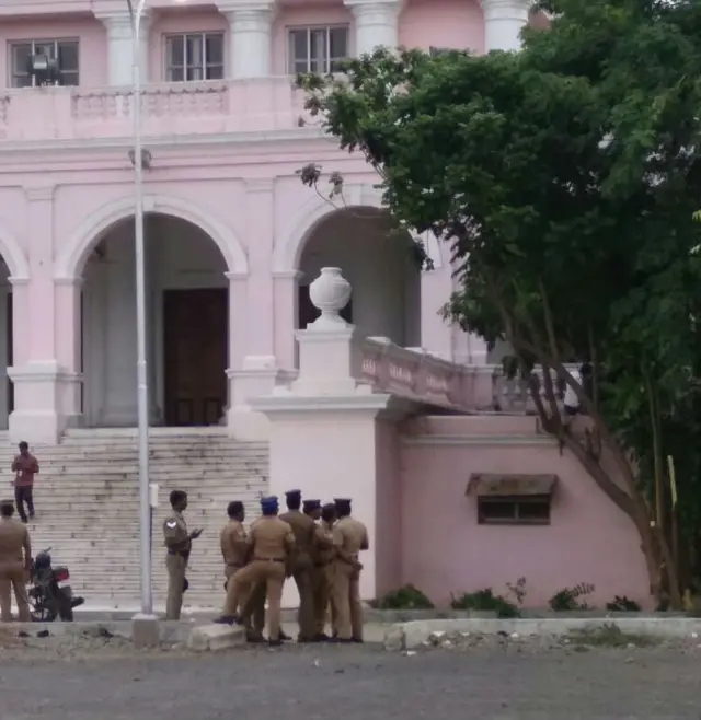 రాజాజీ హాలు వద్ద పోలీసులు