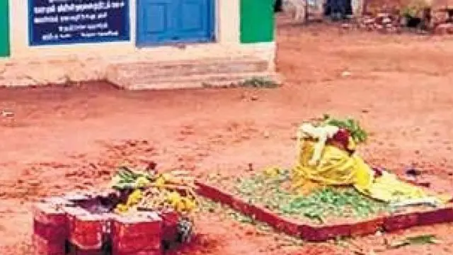 'பள்ளியை இடித்துவிட்டு கோயில் கட்ட வறுபுறுத்திய கிராமவாசிகள்'