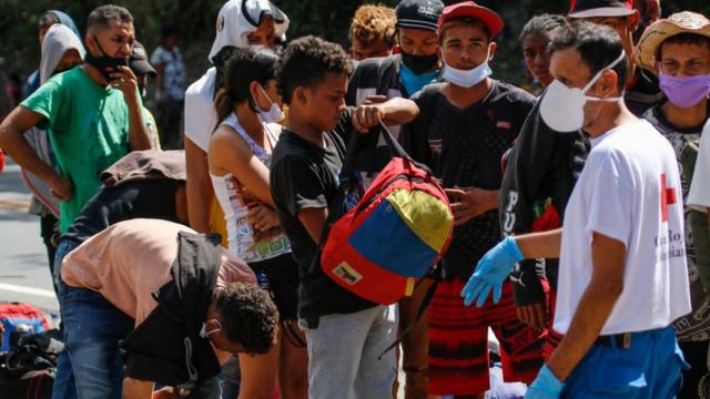 Migrantes venezolanos reciben medicinas en Cúcuta, Colombia.