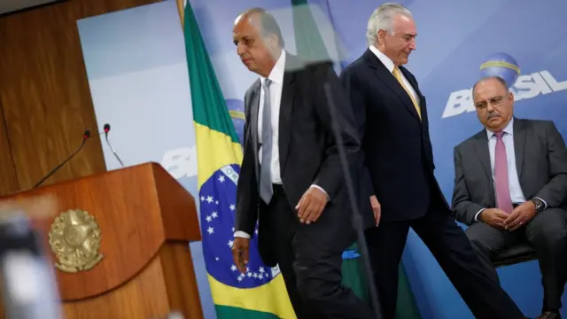 Michel Temer e governador Luiz Fernando Pezão no diacasino com giros gratis no cadastroque foi decretada intervenção no Rio