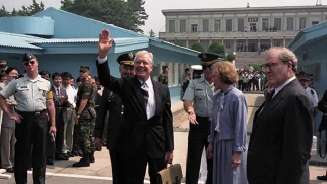 1994년 6월 15일, 지미 카터 전 미국 대통령이 북한으로 넘어가기 전 판문점 앞에서 손을 흔들고 있다