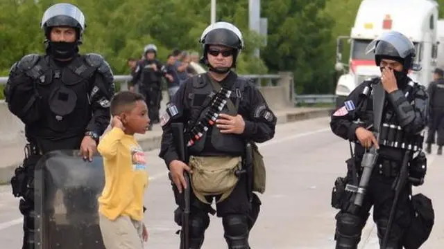 Ángel David frente a los policías en la frontera con El Salvador.