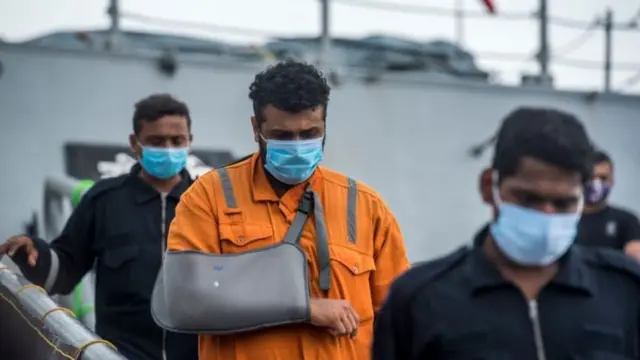 બચાવવામાં આવેલા બાર્જ પરના કર્મી