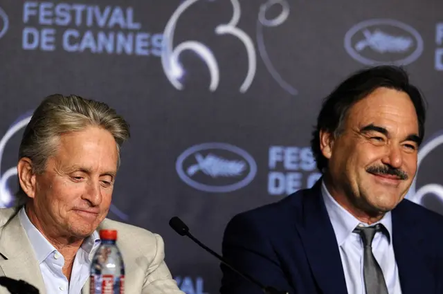 Майкл Дуглас и Оливер Стоун на премьера фильма "Уолл Стрит: Деньги не спят" на Каннском кинофестивале, 14 мая 2010 г.