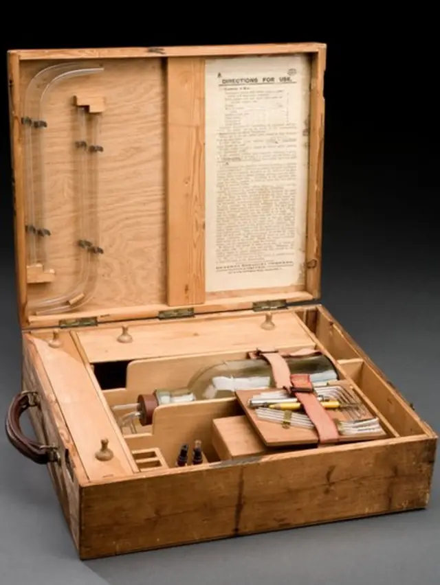 Kit de transfusión de sangre usado por el Cuerpo Médico del Ejército Real Británico.