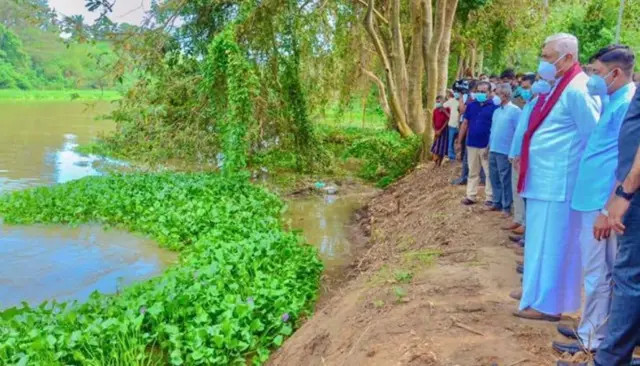 වාරිමාර්ග අමාත්‍ය චමල් රාජපක්ෂ "සුරකිමු ගංගා" වැඩසටහනට අදාළ සංචාරයක් අතරතුර