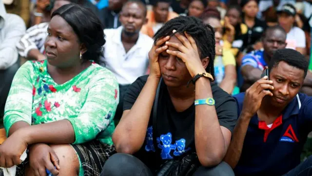 Des personnes attendent de s'inscrire pendant l'exercice d'inscription des électeurs de l'INEC au centre Area 10 à Abuja, au Nigeria, le 23 juin 2022.