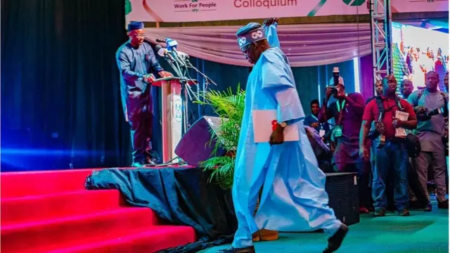 Tinubu n gun oke lọ lati ka ọrọ apilẹkọ rẹ