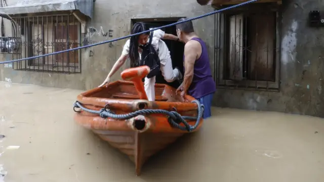 Эвакуация на лодке в Сан-Матео, провинция Рисаль.