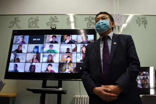 因為新冠肺炎疫情，北京清華大學的大學生們如今通過網絡在家在線上課。