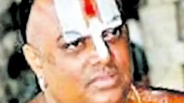 "சாமியார் சதுர்வேதி தப்பி ஓட்டம்"