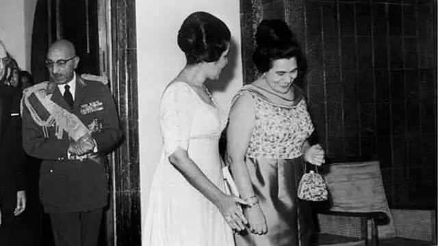 ملکه حمیرا (سپین کمیس کې) به غربې جامې اغوستې.