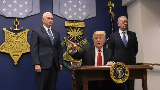 دونالد ترامپ در حال امضای فرمان اجرایی ممنوعیت 90 روزه ورود شهروندان هفت کشور با اکثریت مسلمان