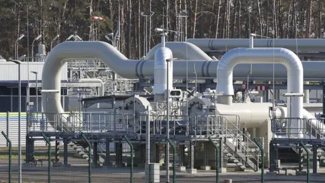 রাশিয়া থেকে গ্যাস আনার জন্য তৈরি নর্ড স্ট্রিম টু পাইপলাইনটি বন্ধ ঘোষণা করেছে জার্মানি।