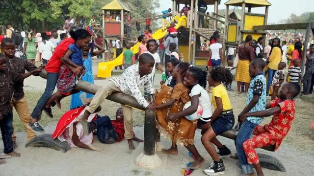 أطفال يلعبون احتفالا بالعام الجديد
