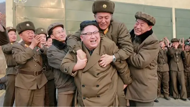 金正恩（中）与士兵庆祝发动机测试成功（18/3/2017）