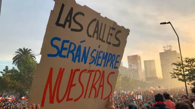 Pancarta en Santiago.