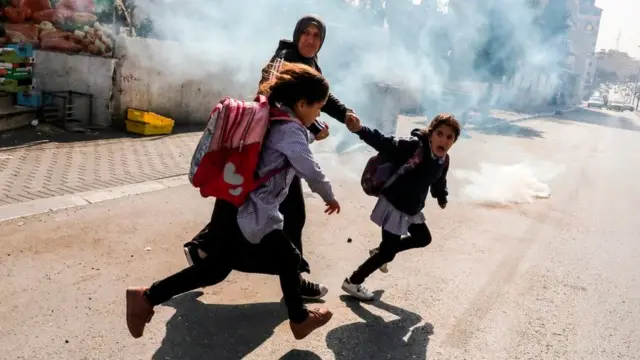 ኣብ ጎንጺ እስራኤልን ፍልስጤምን ሕጻናት ካብ ናይ ትኪ ቦምባ እናሃደሙ