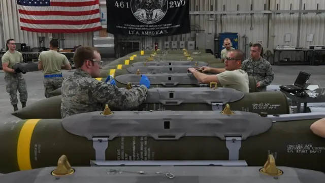Especialistas en municiones en la base de Al Udeid.
