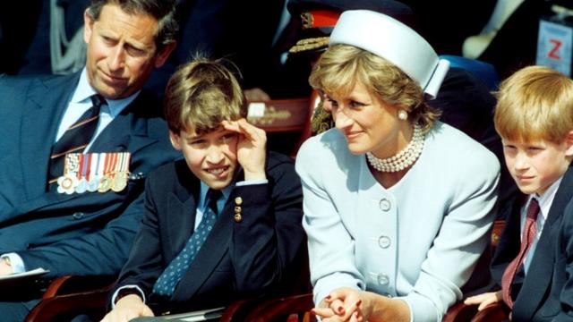 （左至右）查爾斯王子、威廉王子、戴安娜王妃與哈里王子在倫敦海德公園出席二戰歐洲勝利日活動（8/5/1995）