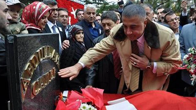 Peker, Abdullah Çatlı'yla ilgili bir anmada, Çatlı'nın mezarı başında.