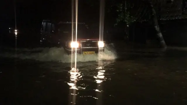 மின் இணைப்பு இல்லை; சாலை எங்கும் வெள்ளம்: நள்ளிரவில் தவித்த சென்னைவாசிகள்