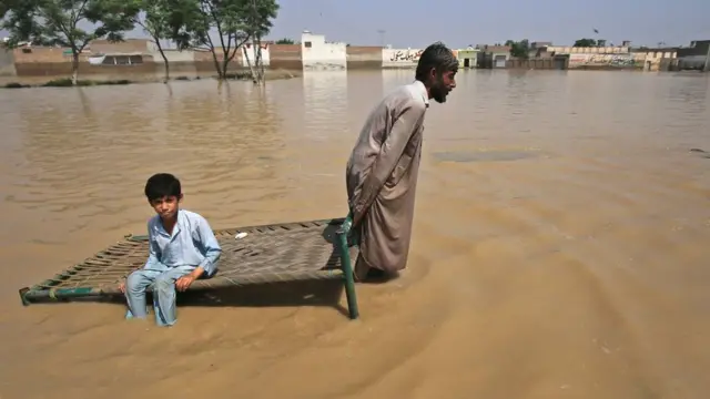 ਪਾਕਿਸਤਾਨ ਸਰਕਾਰ ਮੁਤਾਬਕ ਹਜ਼ਾਰਾਂ ਘਰ ਪੂਰੀ ਤਰ੍ਹਾਂ ਜਾਂ ਕਾਫ਼ੀ ਹੱਦ ਤਕ ਤਬਾਹ ਹੋ ਗਏ ਹਨ ਜਿਸ ਕਾਰਨ ਲੱਖਾਂ ਲੋਕ ਬੇਘਰ ਹੋ ਗਏ ਹਨ।