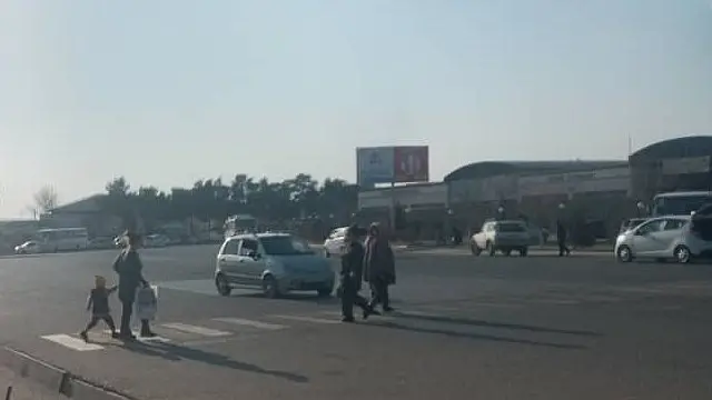 Кўчадаги пиёдалар ва автоуловлар