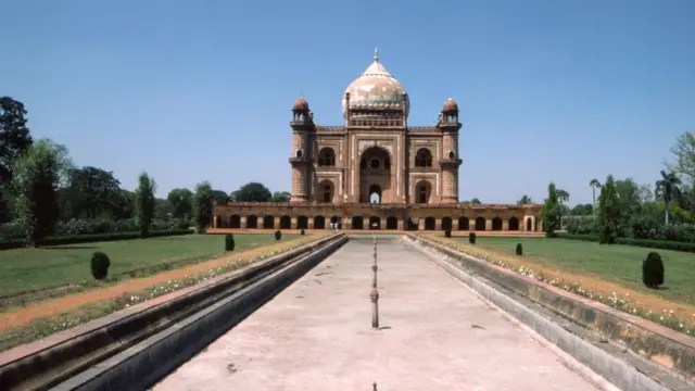 دلی میں صفدر جنگ کا مقبرہ