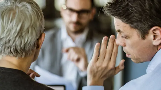 les rumeurs des employés.