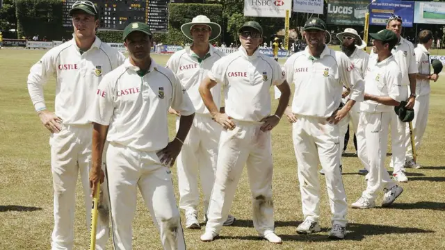 මුරලිදරන් ලකුණු 97 කට කඩුලු 5ක් දවාගත්තේය.